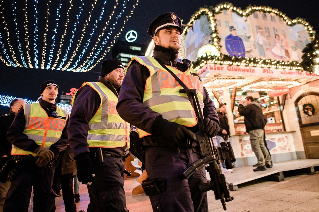 Refugiaţi sirieni, arestaţi în Germania. Acuzaţii de atentat jihadist şi viol în grup