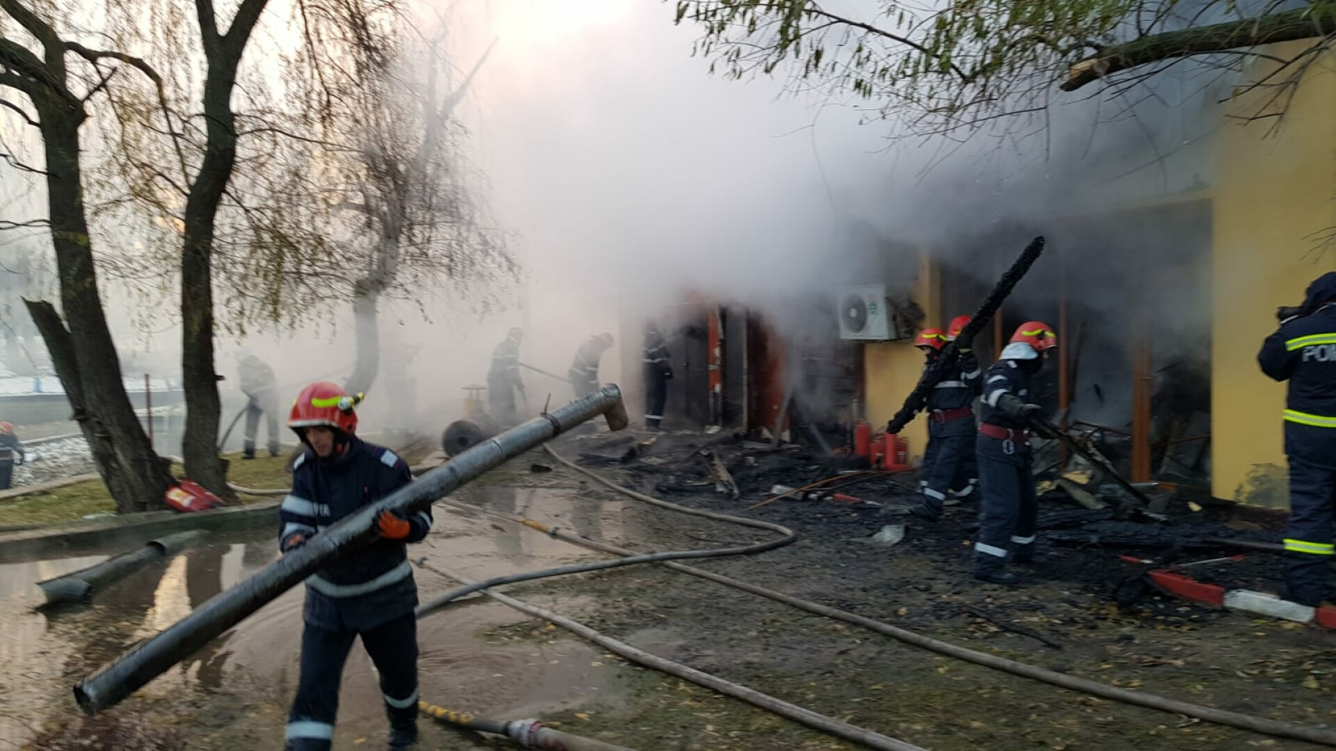 Incendiu de proporţii la o clădire a Administraţiei Lacuri Parcuri din Capitală. FOTO