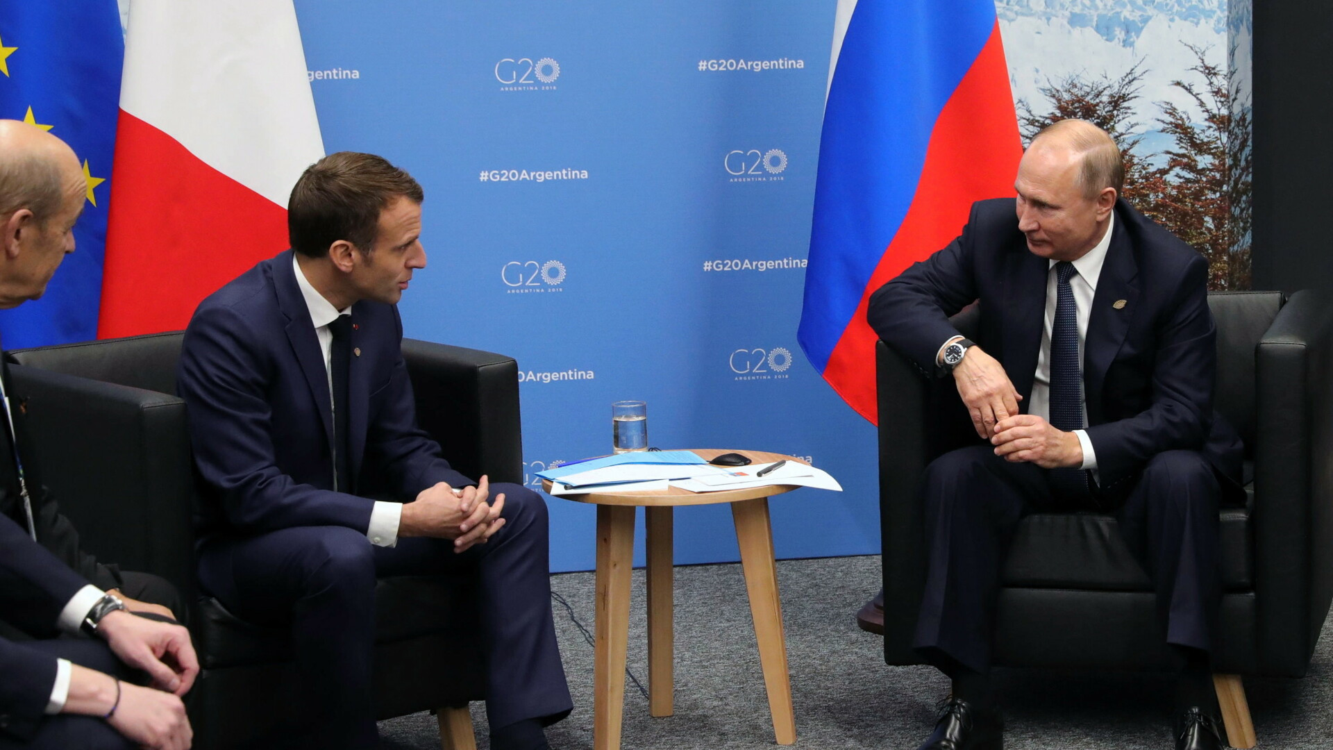 Gestul făcut de Putin ca să-i explice lui Macron de ce a sechestrat navele ucrainene din Marea Azov