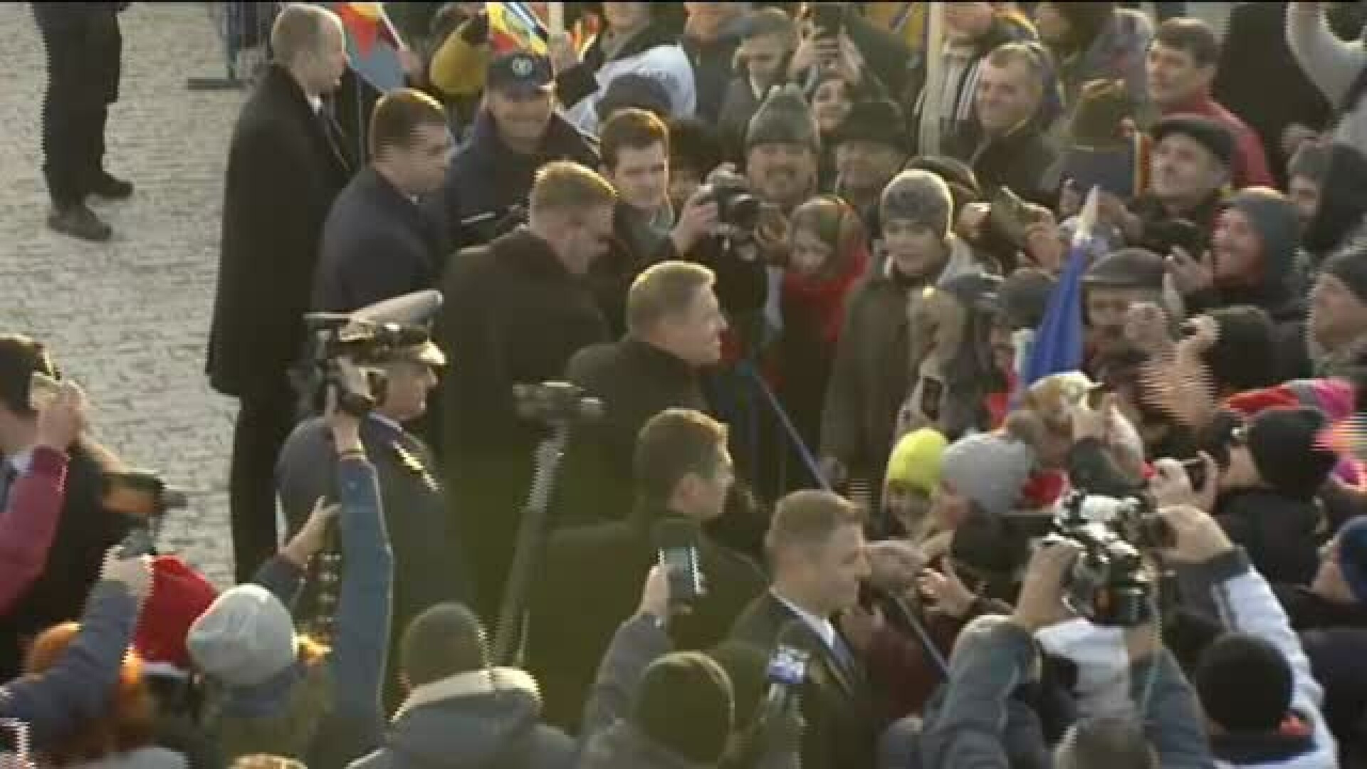 Klaus Iohannis, a doua baie de mulțime de 1 decembrie. Reacția publicului. VIDEO