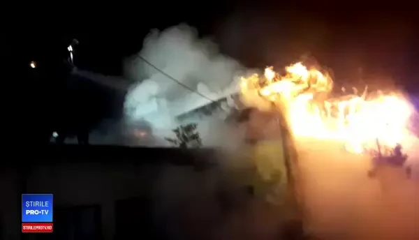 Incendiu de proporţii la o clădire a Administraţiei Lacuri Parcuri din Capitală. FOTO