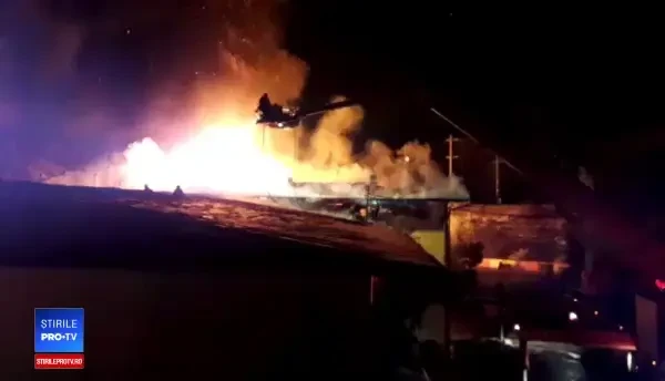 Incendiu de proporţii la o clădire a Administraţiei Lacuri Parcuri din Capitală. FOTO