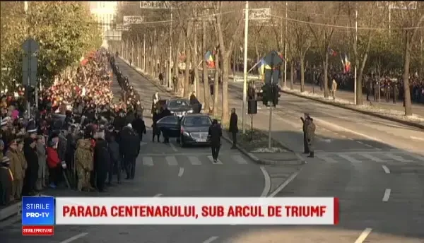 Iohannis, la parada de 1 decembrie. Momentul onorului militar și al intonării imnului