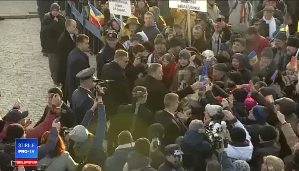 Klaus Iohannis, a doua baie de mulțime de 1 decembrie. Reacția publicului. VIDEO