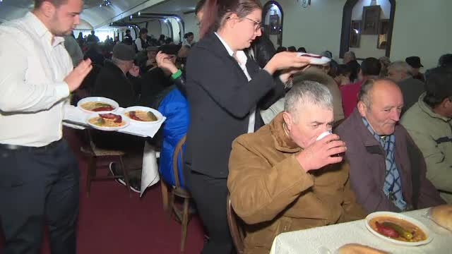 Oraşul unde oamenii au mers pe jos un kilometru după parada de 1 Decembrie pentru fasole cu cârnaţi gratis