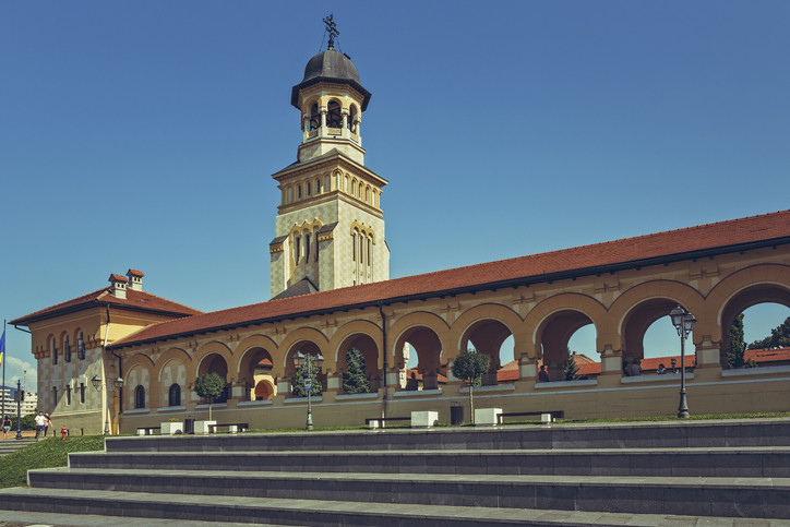 Un grup de elevi veniţi la parada de la Alba Iulia au ajuns să doarmă în catedrală