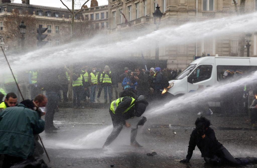 Guvernul francez suspendă majorarea taxelor la carburanţi pentru a pune capăt protestelor stradale