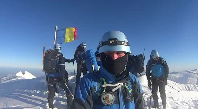 De Centenar, jandarmii montani au arborat drapelul pe Vârful Moldoveanu. VIDEO