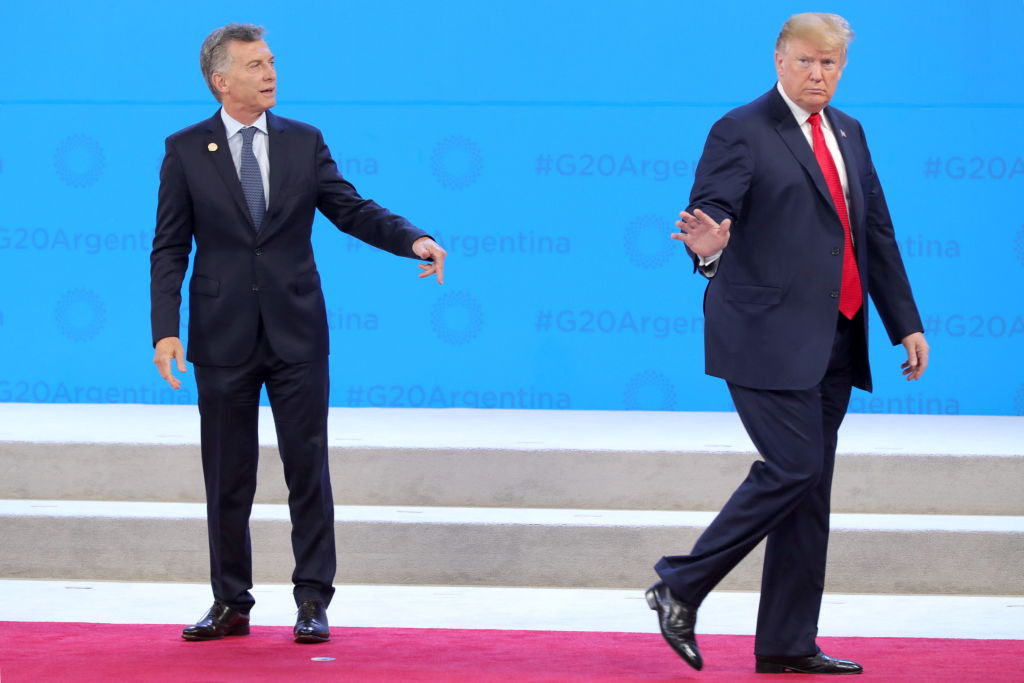 Moment amuzant cu Trump la G20. A plecat de pe scenă și a cerut să fie scos de acolo. VIDEO