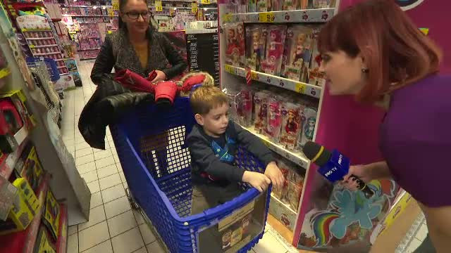 Povestea lui Moș Nicolae și trecerea de la covrigi și portocale, la tablete și jocuri video