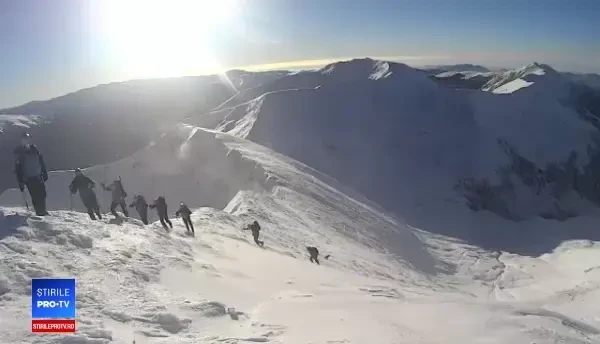 De Centenar, jandarmii montani au arborat drapelul pe Vârful Moldoveanu. VIDEO