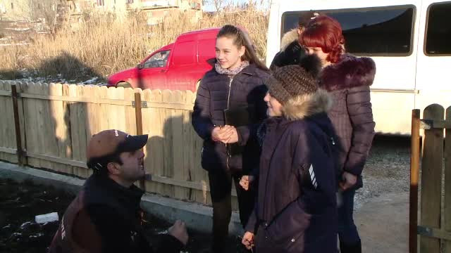 O femeie singură cu 3 copii a primit o casă prin donaţii. "Nu visam să am camera mea"