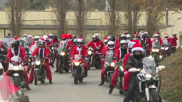 Paradă inedită, cu motocicliști costumați în Moș Crăciun. VIDEO