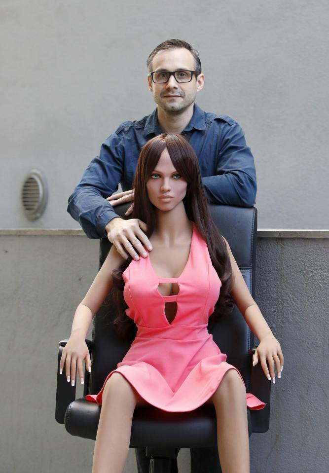 Povestea inventatorului care vrea să facă copii cu robotul sexual creat chiar de el
