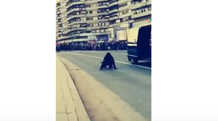 Video viral. O angajată SRI a căzut din autospecială, la parada de 1 Decembrie din Alba Iulia