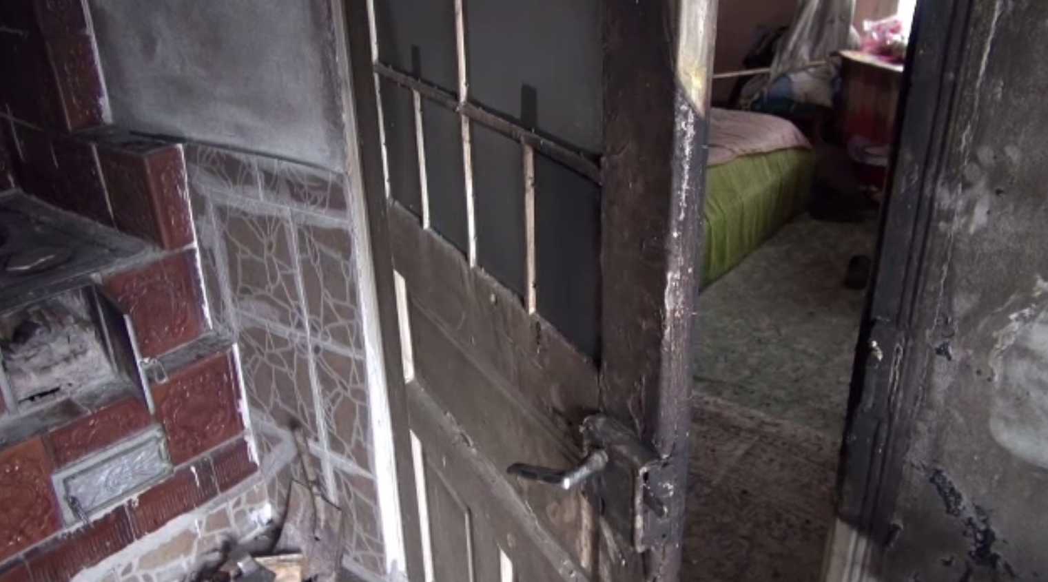 Bătrână de 85 de ani, arsă de vie în propria casei din cauza sobei. Vecinii au fost cei care au dat alarma
