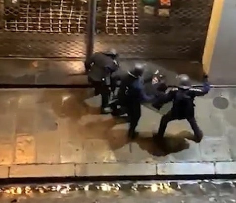 Protestatarul francez bătut de 8 poliţişti riscă să-şi piardă un ochi. Reacţia Guvernului