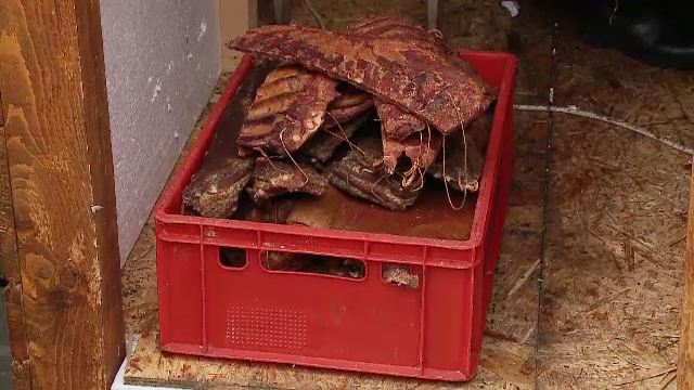 Comercianți de la târgurile de Crăciun surprinși în timp ce-și redeschid afacerile, deși au fost închise de inspectori