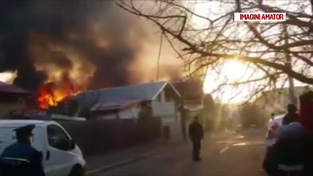 O casă din Buzău a ars complet, iar flăcările riscau să ajungă şi la vecini