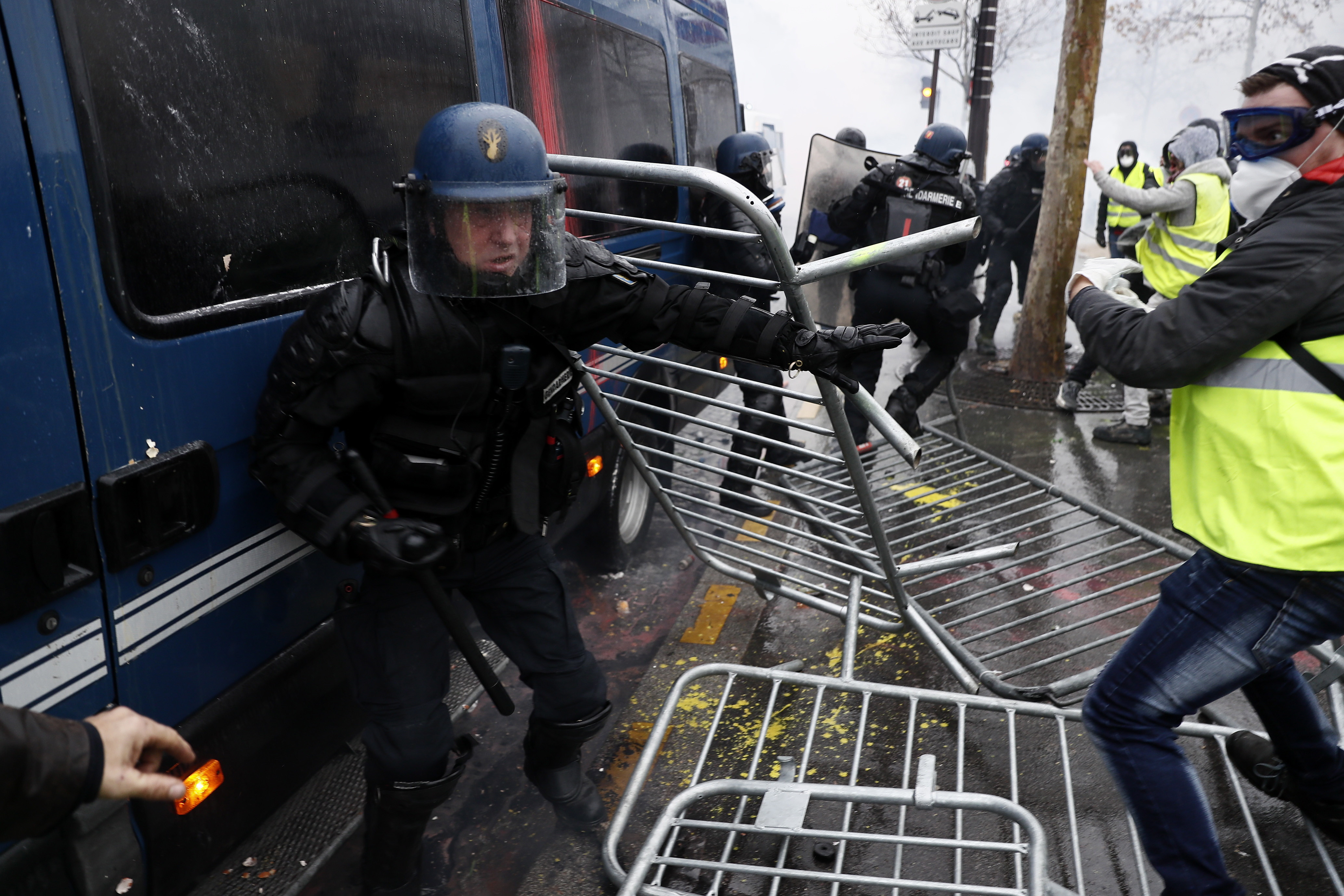 MAE avertizează românii care călătoresc în Franţa: Evitați zonele centrale ale Parisului