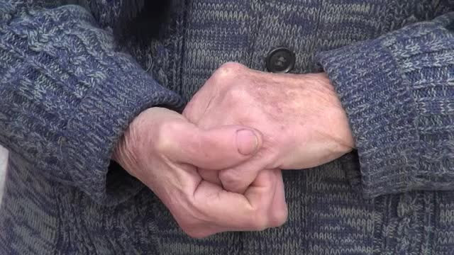 Bătrână jefuită în scara unui bloc din Bucureşti. Agresorii au fost prinși