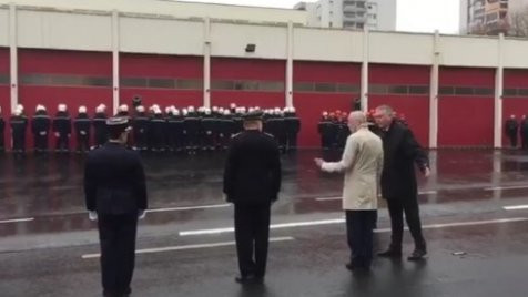 Momentul în care mai mulți pompieri întorc spatele oficialilor, în semn de protest. VIDEO