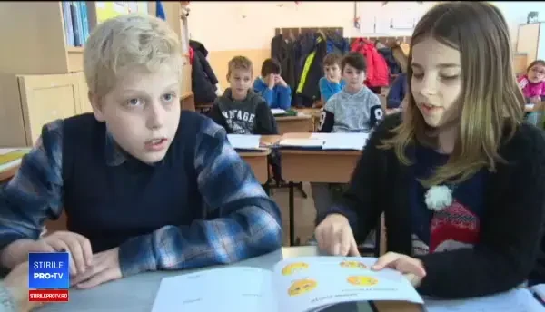 O fetiță de 10 ani i-a uimit pe profesori cu grija pe care i-o poartă unui coleg cu autism