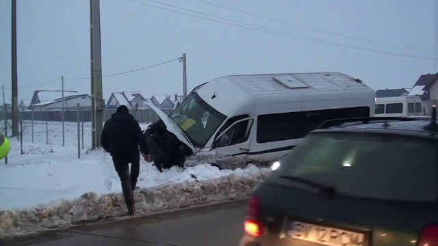 Microbuz, implicat într-un grav accident la Suceava: „Am venit cu capul în parbriz”