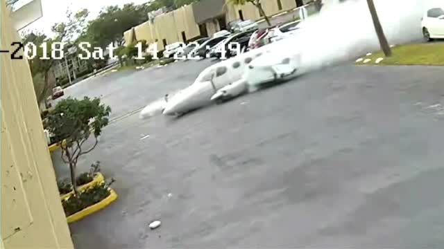 Momentul în care un avion se prăbușește și lovește o clădire