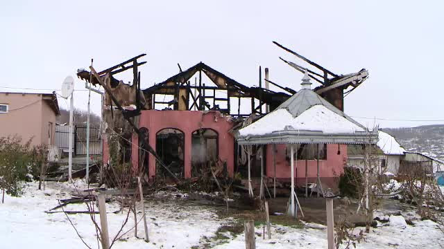 Familie din Iași la un pas de o tragedie. Vecinii i-au scos pe oameni din casa în flăcări