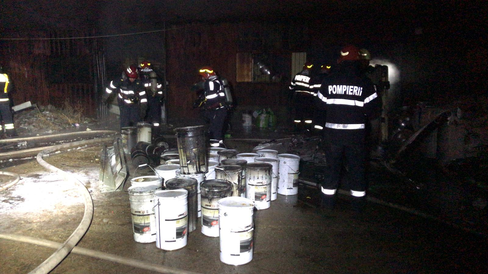 Incendiu violent la o hală cu materiale de construcții din Bucureşti. VIDEO
