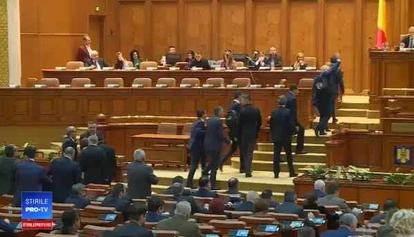 Scandal în Parlament. Un deputat a încercat să-i smulgă microfonul lui Iordache