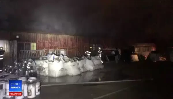 Incendiu violent la o hală cu materiale de construcții din Bucureşti. VIDEO