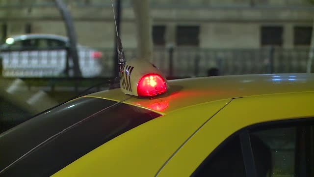 Un taximetrist din Iași, amenințat cu cuțitul. Ce au cerut agresorii