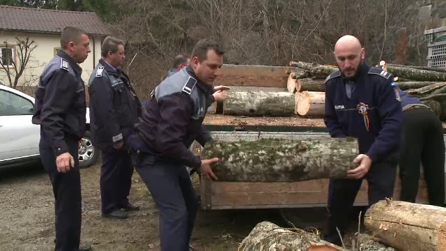 O familie cu trei copii s-a trezit cu poliția la ușă de Moș Nicolae. Gestul făcut de agenți