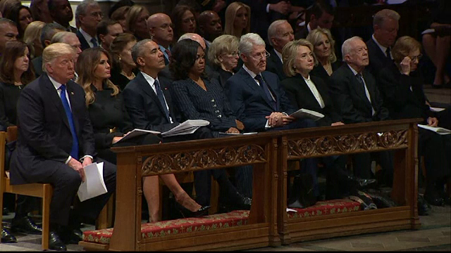 Moment jenant la funeraliile lui George Bush. Gestul lui Hillary Clinton față de Trump