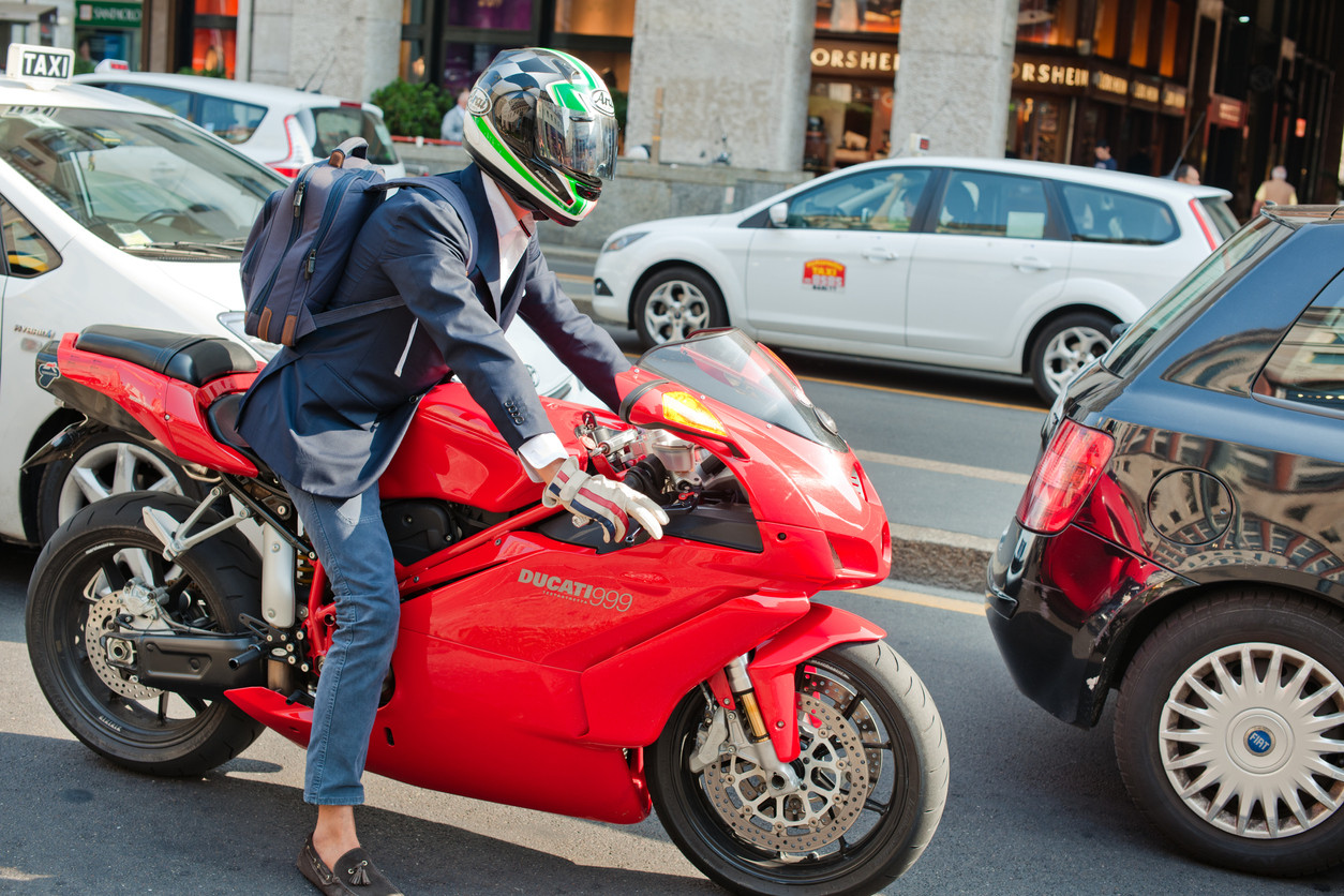 Excelul mi-a salvat ziua, iar motorul timpul liber: Cum se vede Bucureștiul de pe motor?