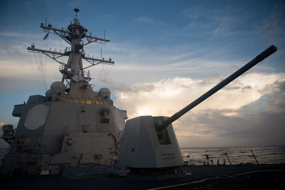 Distrugător american echipat cu rachete de croazieră, în apropierea unei baze ruseşti