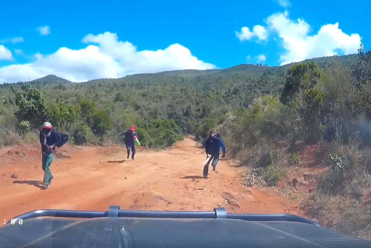 Momentul în care un cuplu american este atacat cu săbii, în Kenya: „Ca într-un film cu Jackie Chan”