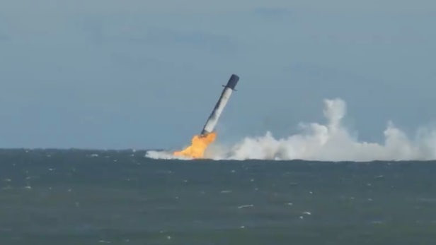 Momentul în care o rachetă SpaceX ajunge în mare. Scenele par desprinse din filmele SF