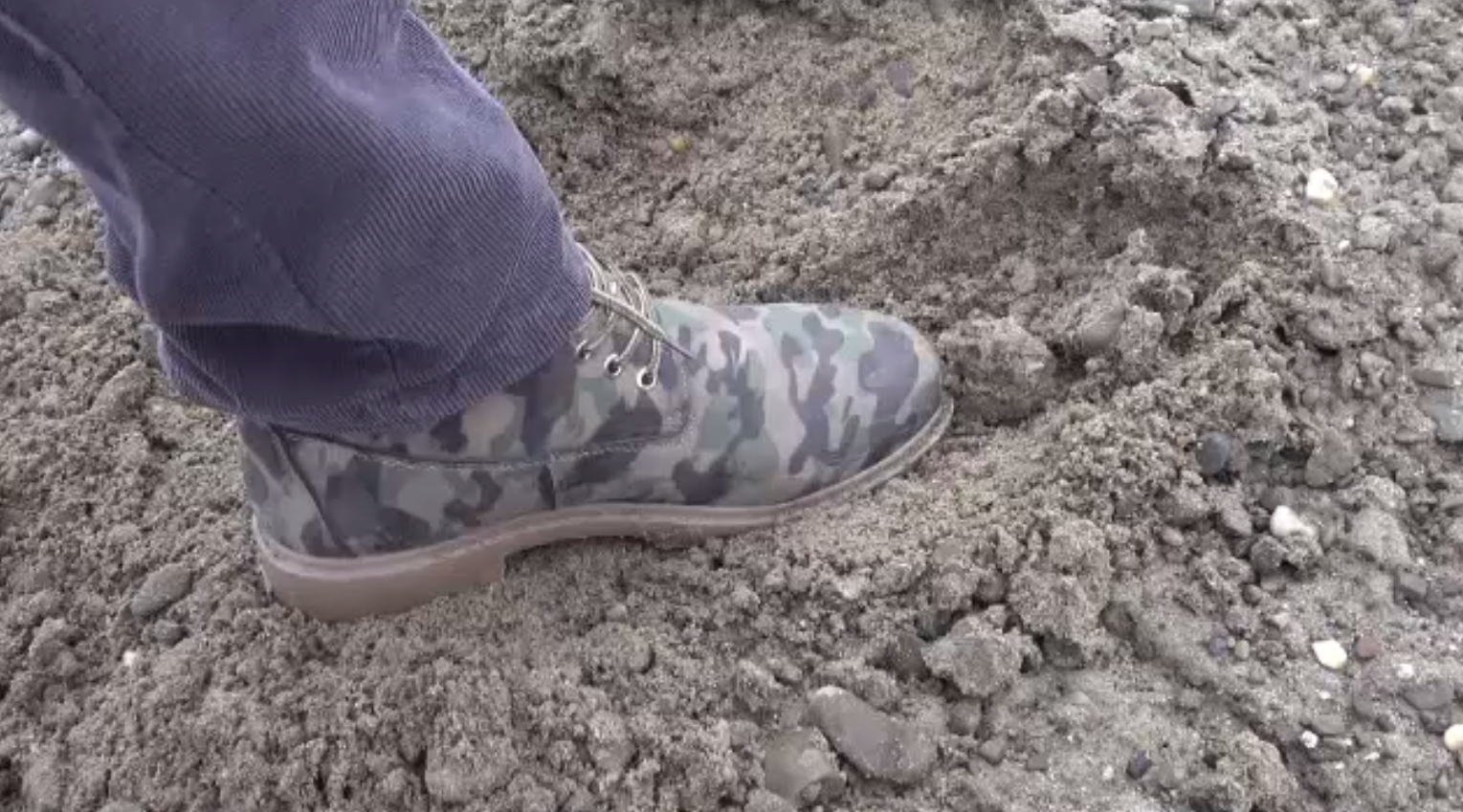 Descoperire macabră într-o comună din Neamţ. Ce au găsit câțiva muncitori într-un morman de nisip