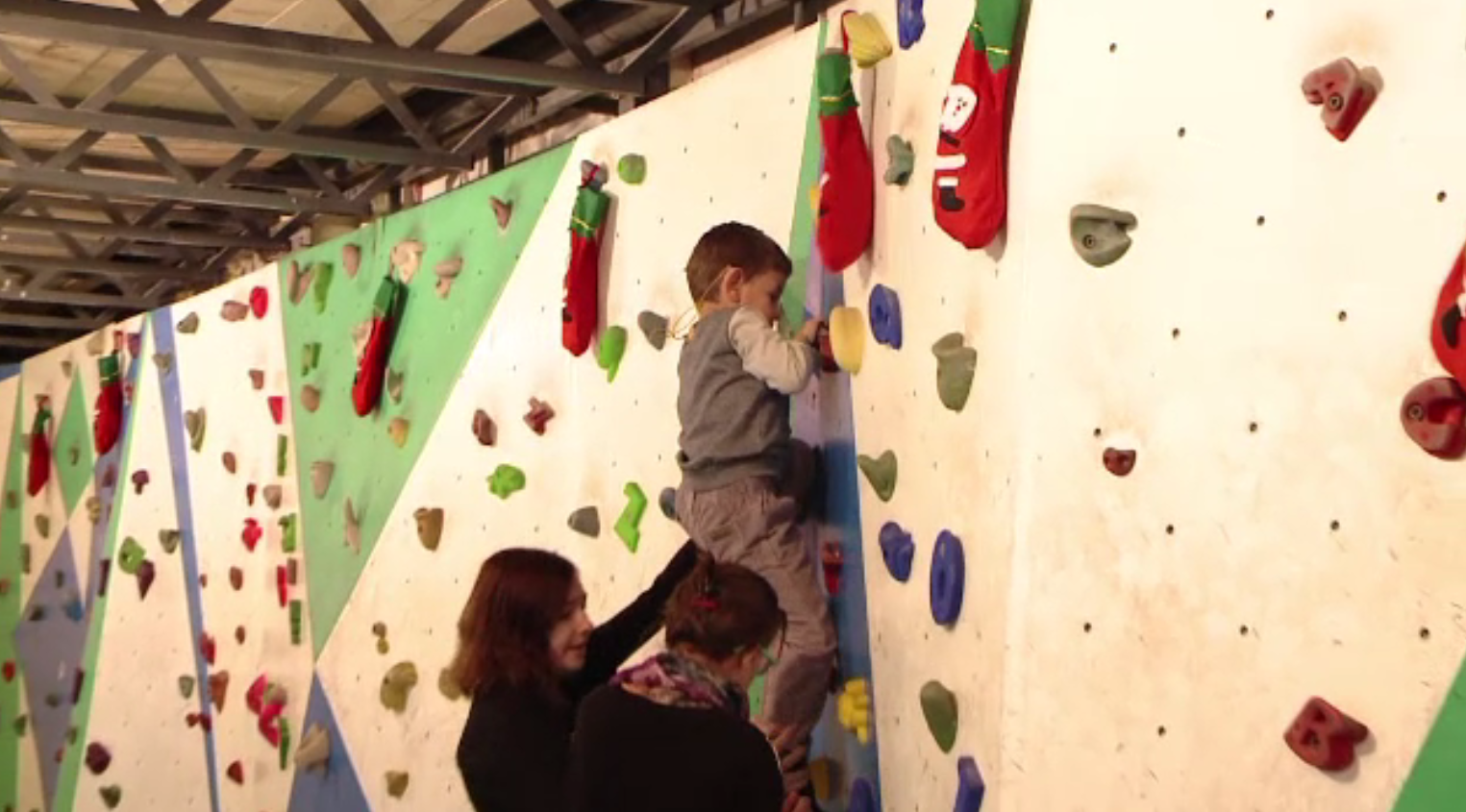 Copii cu deficiențe locomotorii, încurajați să se cațăre după cadouri de Moș Nicolae