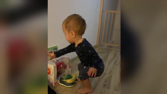 Reacțiile copiilor când descoperă cadourile de la Moș Nicolae