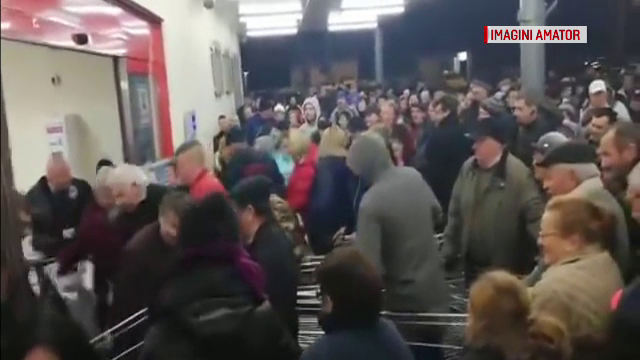Oamenii s-au călcat în picioare într-un magazin din Baia Mare ca să prindă promoția la carne