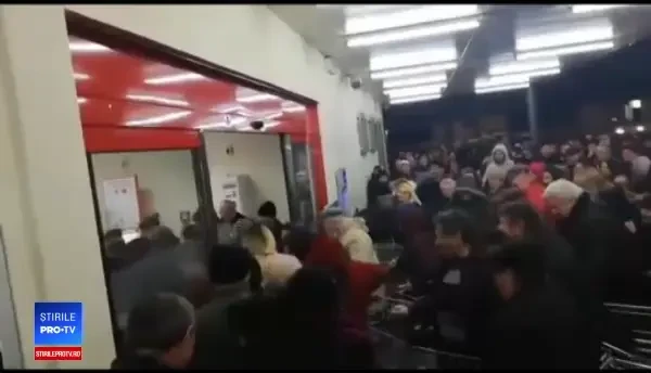 Momente de coșmar la un supermarket din Baia Mare. Oamenii s-au călcat în picioare să cumpere carne