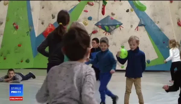 Copii cu deficiențe locomotorii, încurajați să se cațăre după cadouri de Moș Nicolae