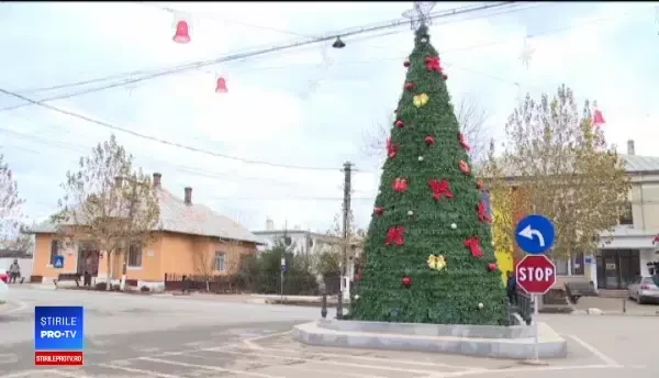 Brad de Crăciun, amplasat peste Monumentul Eroilor. Cum se apără primarul