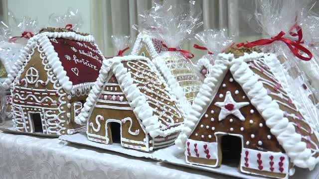 Căsuţele din turtă făcute de copiii din Sebeş, căutate în toată lume. Unde se duc banii