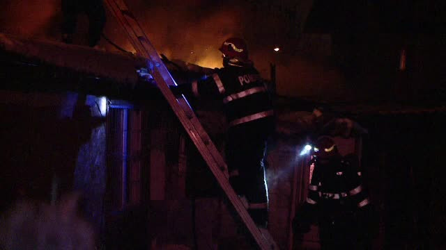 Incendiu într-un cartier din Iaşi. Oamenii au fugit din case vineri dimineaţă
