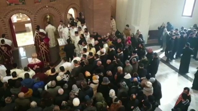Îmbulzeală la sfințirea noii catedrale din Curtea de Argeș. Oamenii și-au pierdut răbdarea în frig